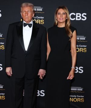 Izdanje Melanije Trump u crnoj haljini