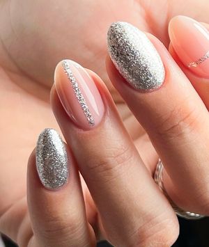 U blagdansko vrijeme mnogi vole šljokice na noktima