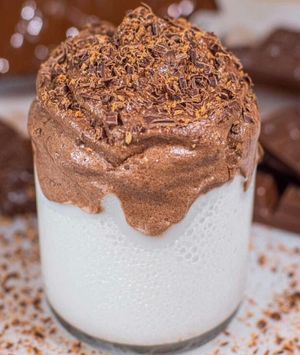 Zagrijano mlijeko poslužite s čokoladnom pjenastom kremom