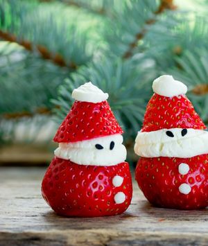 Jestive Djedove Božićnjake možete napraviti od svježih jagoda i šlaga