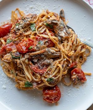 Tjestenina sa srdelama i rajčicom