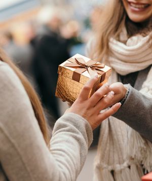 Što pokloniti najboljoj prijateljici koja vam je kao sestra?
