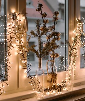 Božićne lampice mogu biti i na prozoru