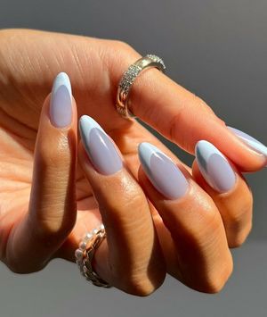 Svjetloplava francuska manikura izgleda divno