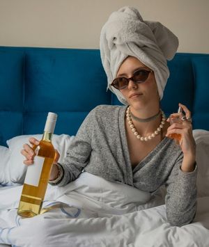 Milenijalka nanosi parfem