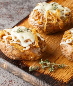 Kumpir s francuskom juhom od luka