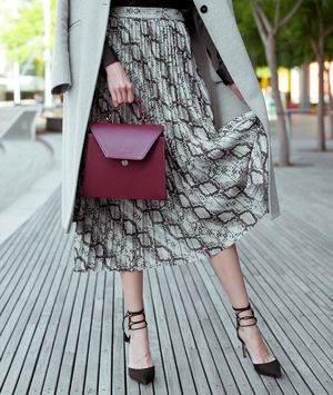 Žena u suknji s uzorkom