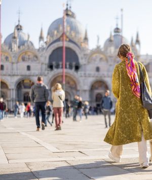 Neki ljudi putuju sa svojim kućnim ljubimcima i obilaze turističke atrakcije