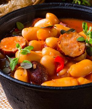 Pikantno varivo s krumpirom, bijelim grahom i kobasicom