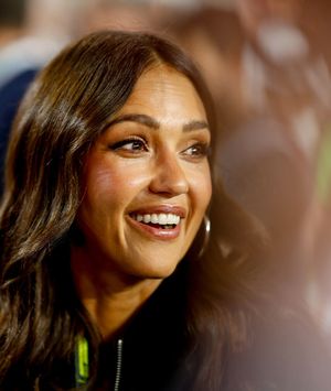 Jessica Alba u mekanom kaputu i toplim papučama - 4