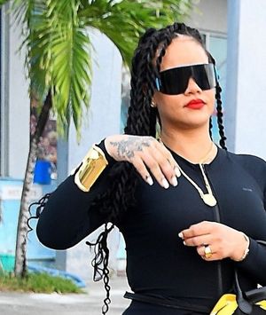 Rihanna u pripijenom crnom kompletu