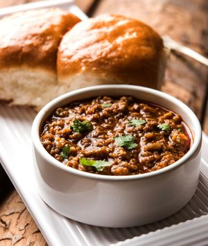 Indijsko jelo keema od mljevenog mesa i povrća