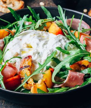 Salata s grilanim breskvama