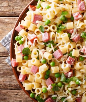 Hladna salata od tjestenine, šunke i graška