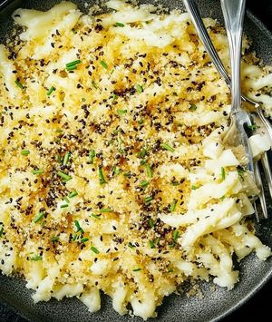 Tjestenina s hrskavim posipom