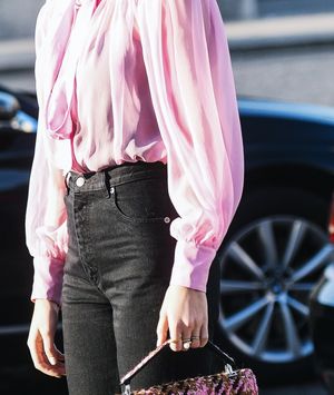 Ružičaste bluze i traperice savršen su par