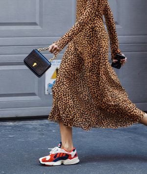 Haljina i tenisice sjajan su spoj