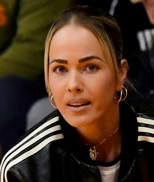 Antonija Mišura Sandrić u cargo hlačama i robusnim čizmama na košarkaškoj utakmici - 4