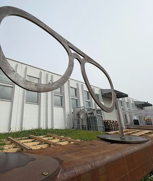 Skulptura naočala u procesu izrade