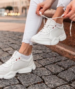 Žena u bijelim tenisicama