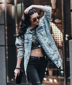 Žena u traper jakni