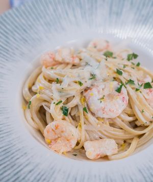 Linguine u kremastom umaku s limunom i kozicama