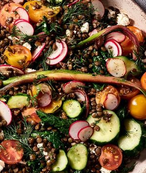 Salata od leće, feta sira i povrća