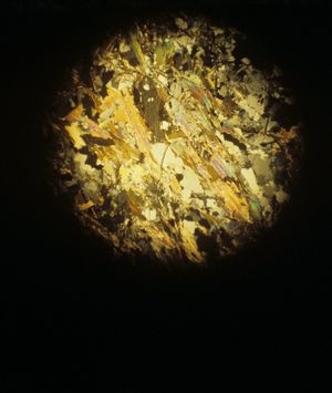 Uzorak materijala iz dubine Zemlje s Kolskog otvora za proučavanje pod mikroskopom