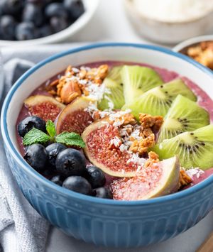 Jogurt s voćem i chia smjenkama