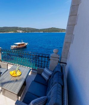 Seafront Apartment Vis - 3