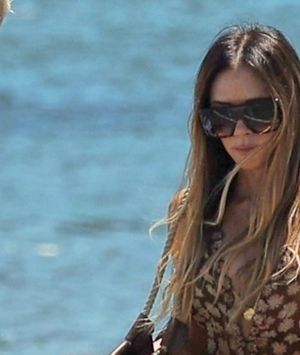 Victoria Beckham u natikačama modne kuće Hermes i maksi haljini - 3