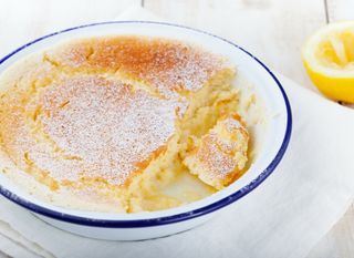 Kolač od limuna koji je svilenkast poput pudinga