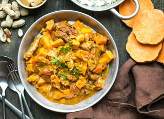 Gulaš od piletine, slatkog krumpira i kikirikija