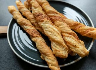 Štapići od lisnatog tijesta s parmezanom