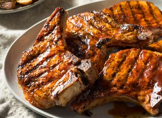 Svinjske kotlete ispecite na roštilju ili gril tavi