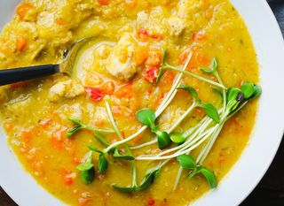 Pileće varivo s crvenom lećom