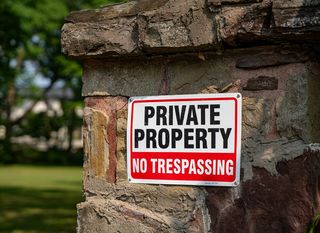 Ovakvi znakovi postavljeni su oko zatvorene zajednice North Oaks u Minnesoti