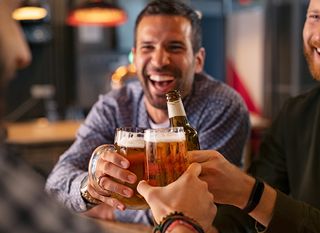 Zašto nam je lakše obećati pivo nego ga stvarno platiti: Mala psihologija velikih dugova