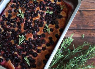 Focaccia s borovnicama i ružmarinom