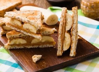U sendvič od maslaca od kikirkikija i banane dodajte i malo špeka te meda