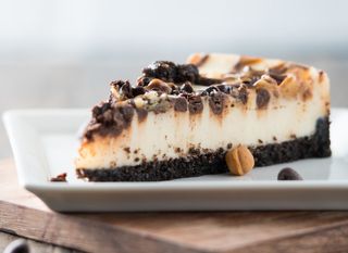 Cheesecake s karamelom i čokoladom