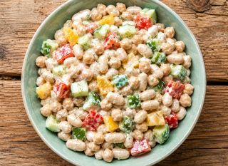 Kremasta salata od graha, slanutka i povrća