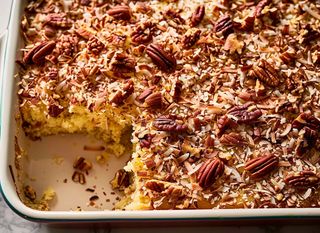 Kolač s tostiranim kokosom i pekan orasima