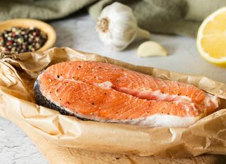 Paketić s lososom i kremastim porilukom