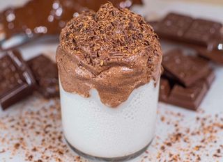 Zagrijano mlijeko poslužite s čokoladnom pjenastom kremom