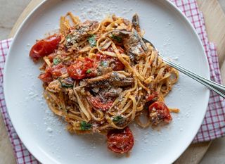 Tjestenina sa srdelama i rajčicom