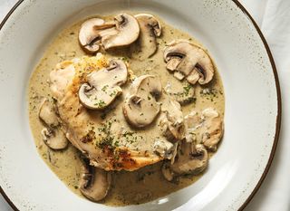 Piletina i gljive u finom umaku