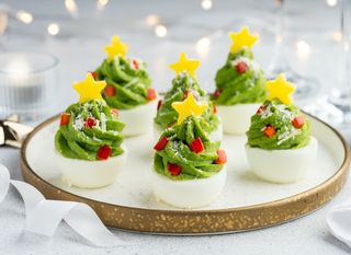 Punjena jaja u obliku božićnih drvaca