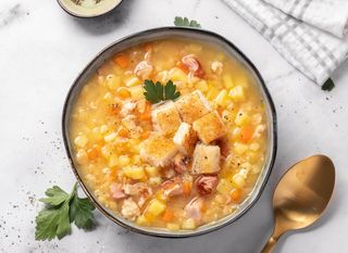 Varivo od crvene leće i dimljene vratine