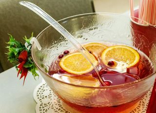 Božićni punč ima brojne varijacije, a obično se služi iz velike staklene zdjele